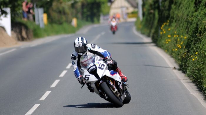 O Michael Dunlop έφυγε από την ομάδα της Honda, για να τρέξει με τη BMW για το 2014, κερδίζοντας τον αγώνα Superbike στο ΙΟΜΤΤ για φέτος.